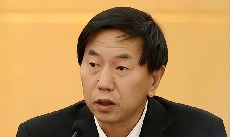 1993年，耿彦波刚成为山西灵石县的县长，就公然耍“官威”！非要花5000万修个