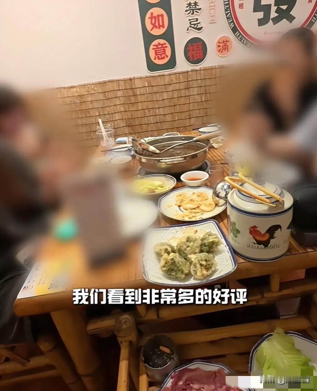 离谱！4名游客打飞的吃潮汕火锅，不满意扬言写5000字差评，老板无奈妥协你