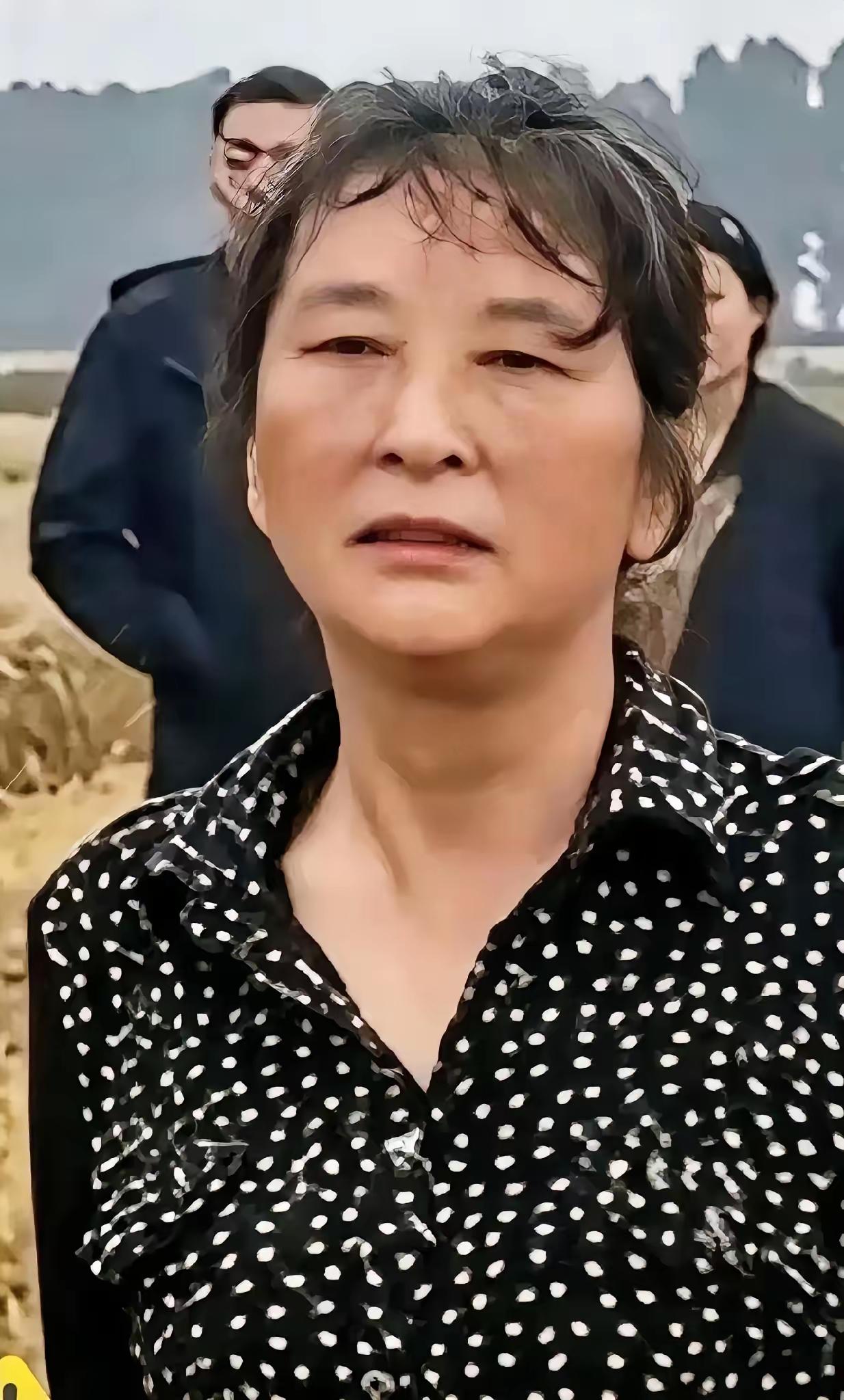 🌛农忙抢收季爆出一桩荒唐事，网友调侃割禾热当午，汗滴禾下土，割完四亩地最终