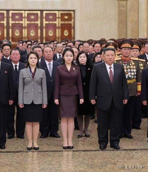 金主爱随父太阳宫拜祭今天，平壤公开了委员长爱女金主爱随父亲一齐赴锦绣山太阳宫祭