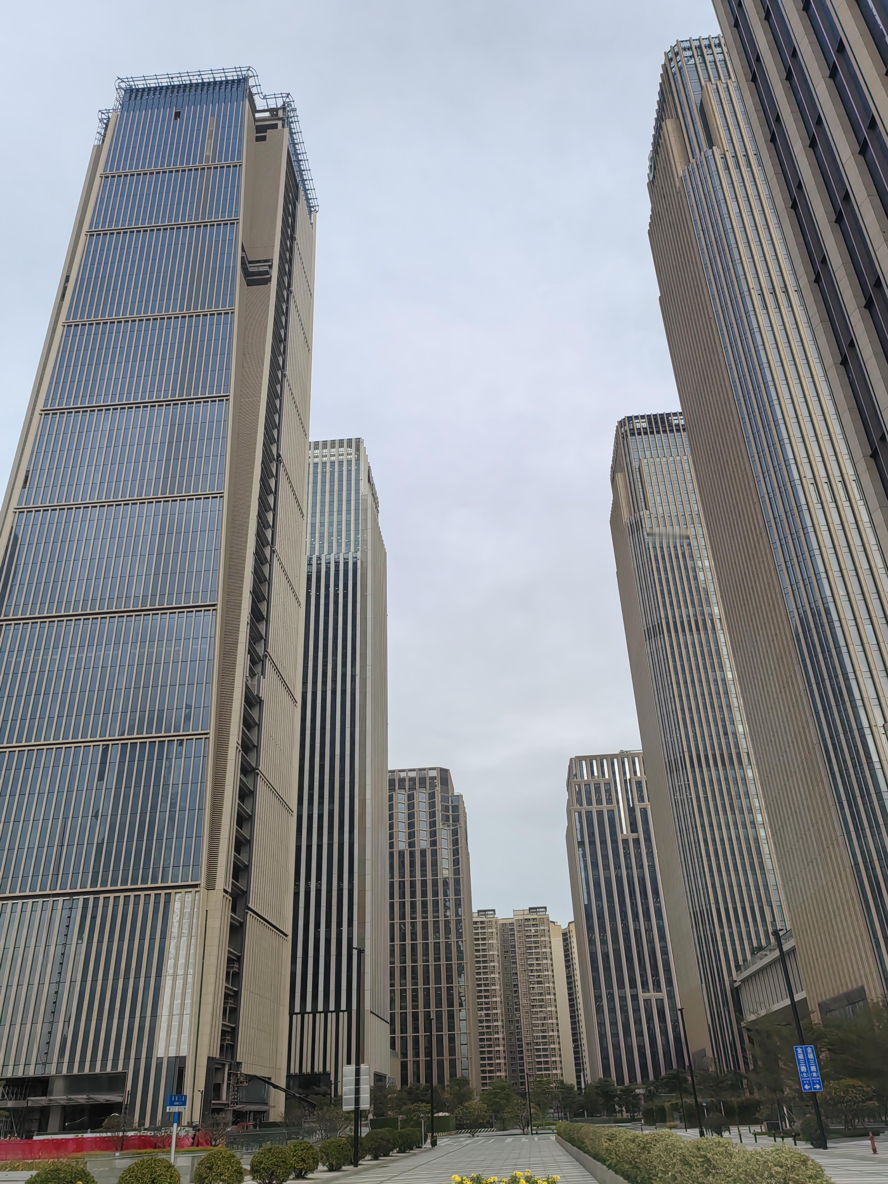广州市天河区国际金融城，建了有十年还没完全建好。大家看，是不是，有点大...