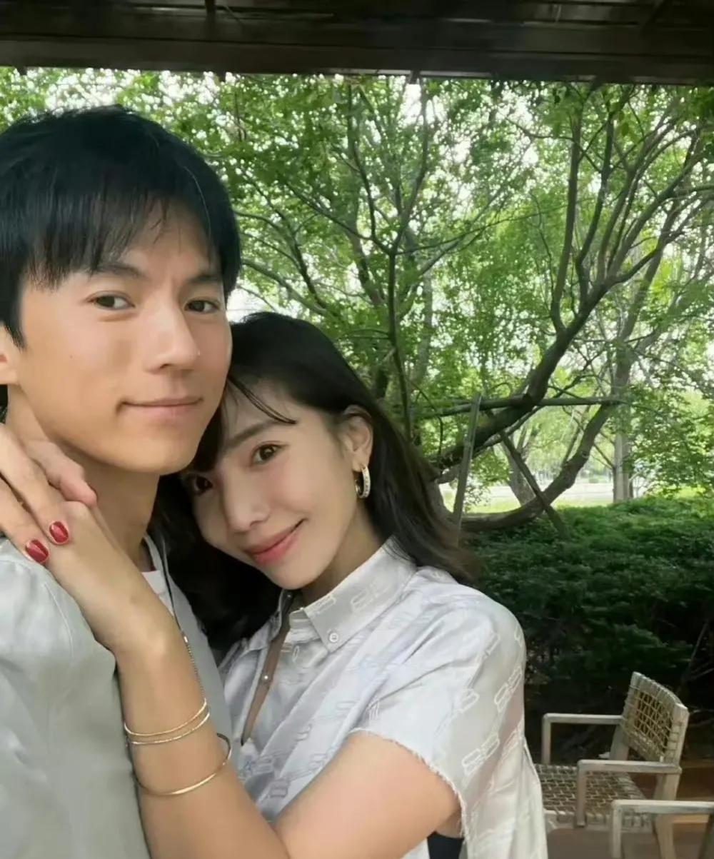 当初张婉婷是意外怀孕才和宋宁峰结婚的。宋宁峰第一段婚姻是和女演员齐溪，两人2