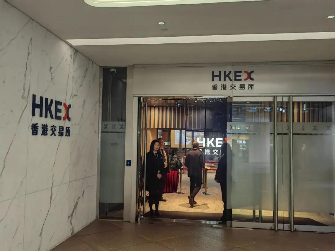 据彭博社7月20日报道，港交所近数周已与主要经纪商及交易公司讨论延长股票交易时间