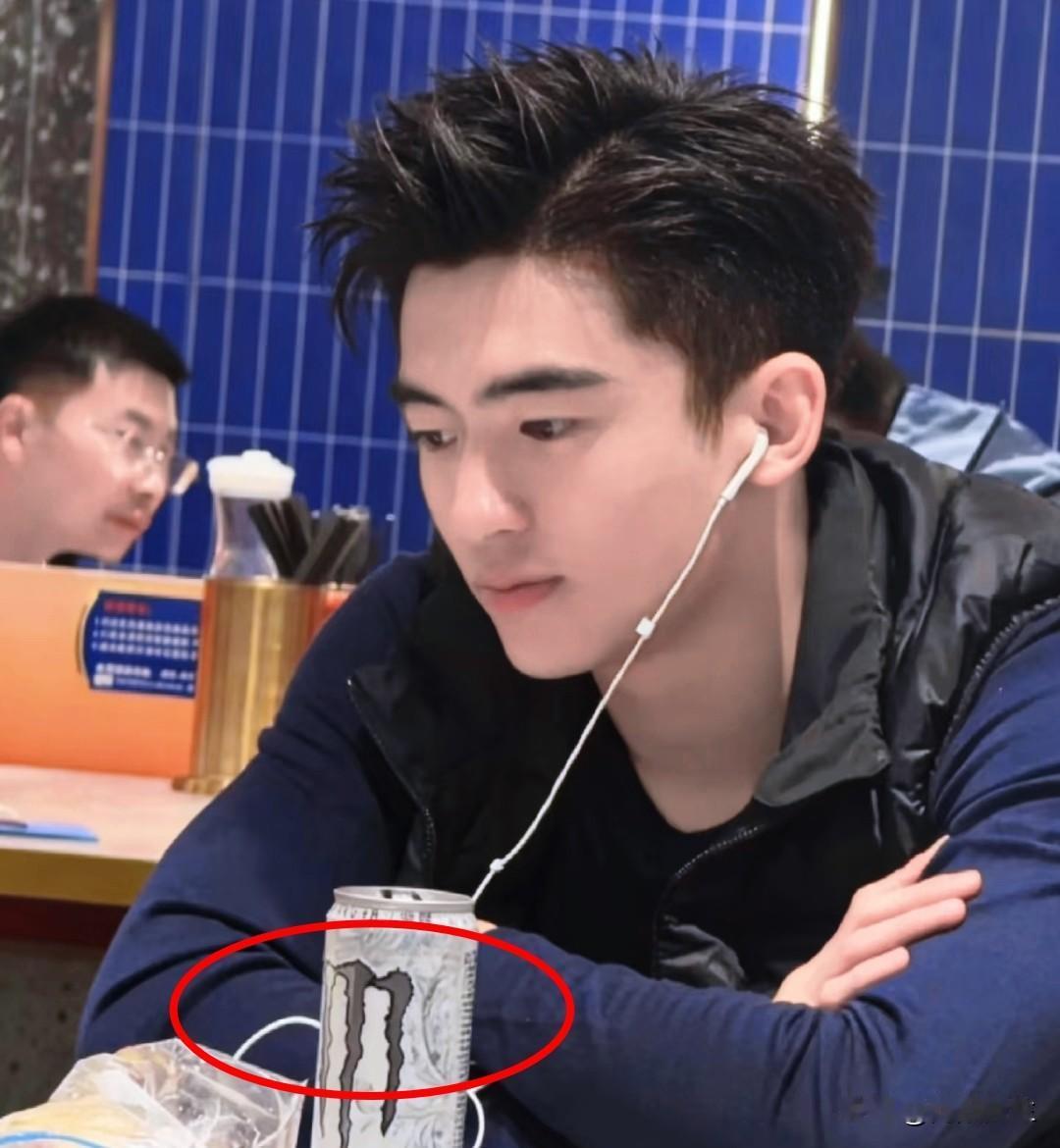 张柏芝的大儿子又火啦起来！不是因为他爸是谢霆锋，更不是因为这次他为张柏芝官司