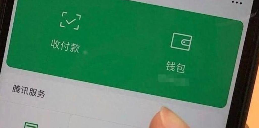 吓坏了！内蒙古呼和浩特，一男子在玩手机时，突然发现自己的微信账号被强制下线，再登