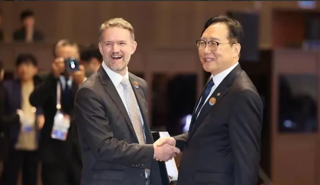 中美事隔四天换了个地又进行一次会晤据韩国KBS电视台5月16日消息，在韩国A