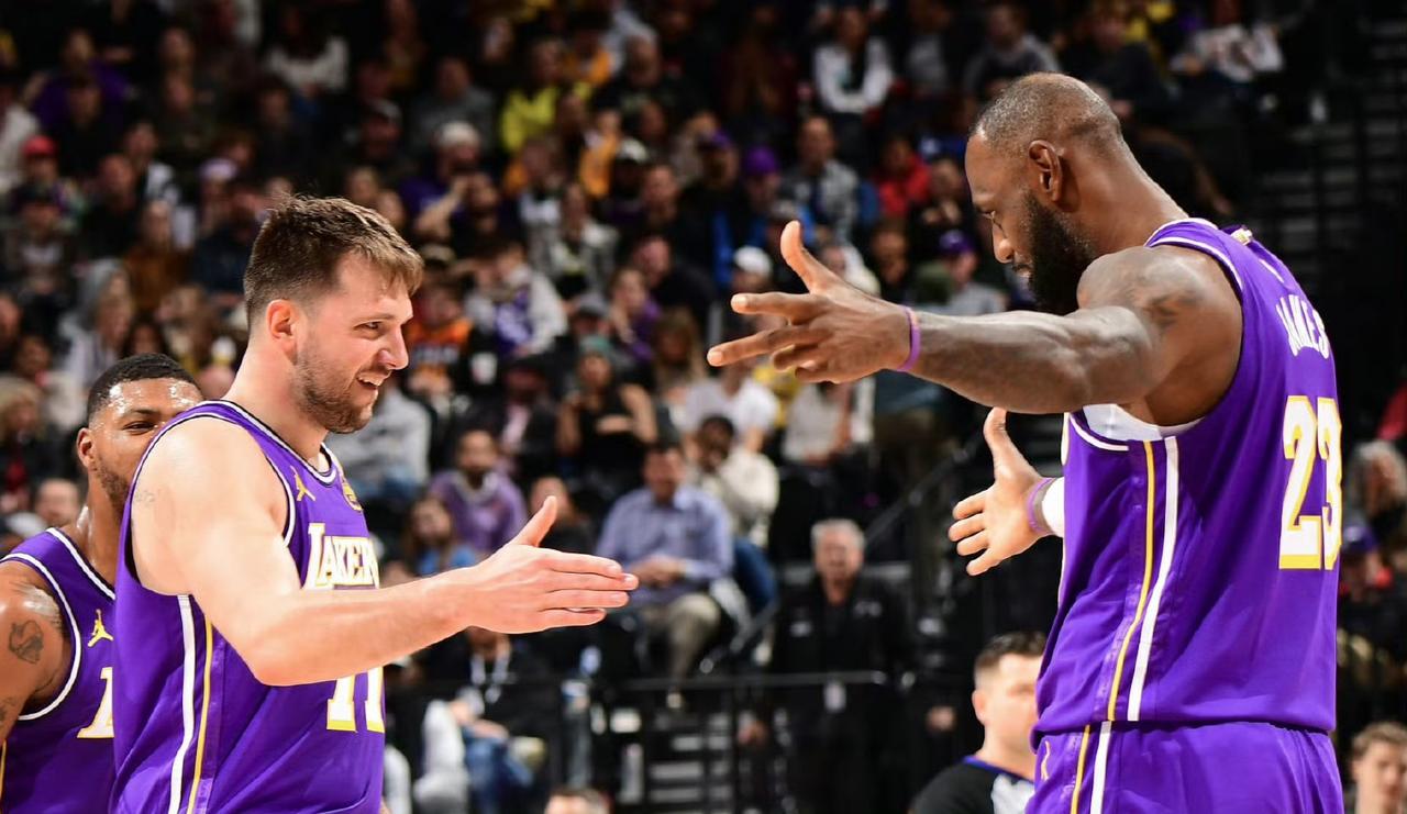 詹姆斯的头版头条！砍下45分的东契奇是场上英雄，但赛后第一个冲上“头版头条”的