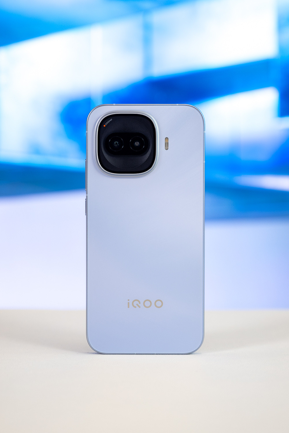 iQOOZ11Turbo沧浪浮光版本真机实拍图。手机摄像头Deco部分是全新