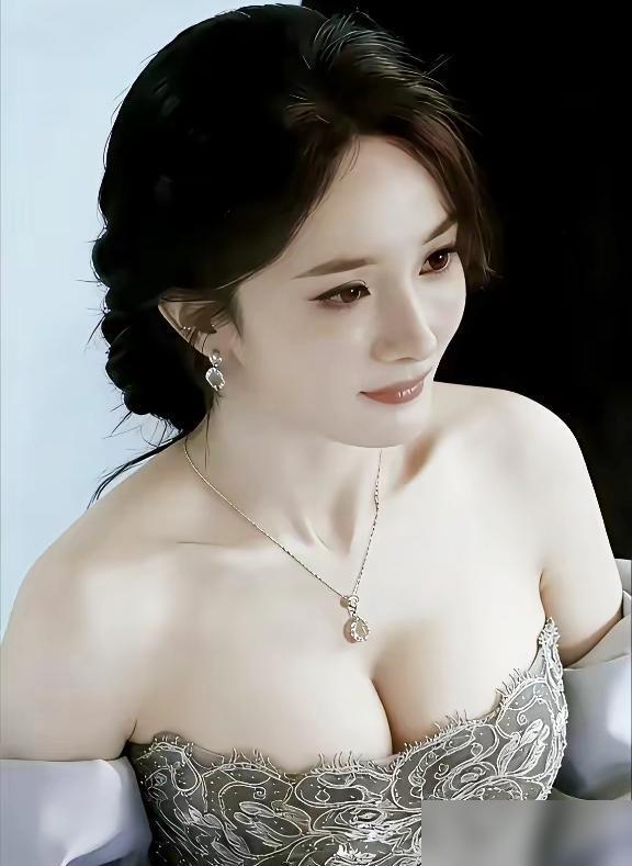 杨幂的手，又挡在了那个位置。锁骨下，那道坎。不是害羞，是阶梯。整形医生管这叫“假