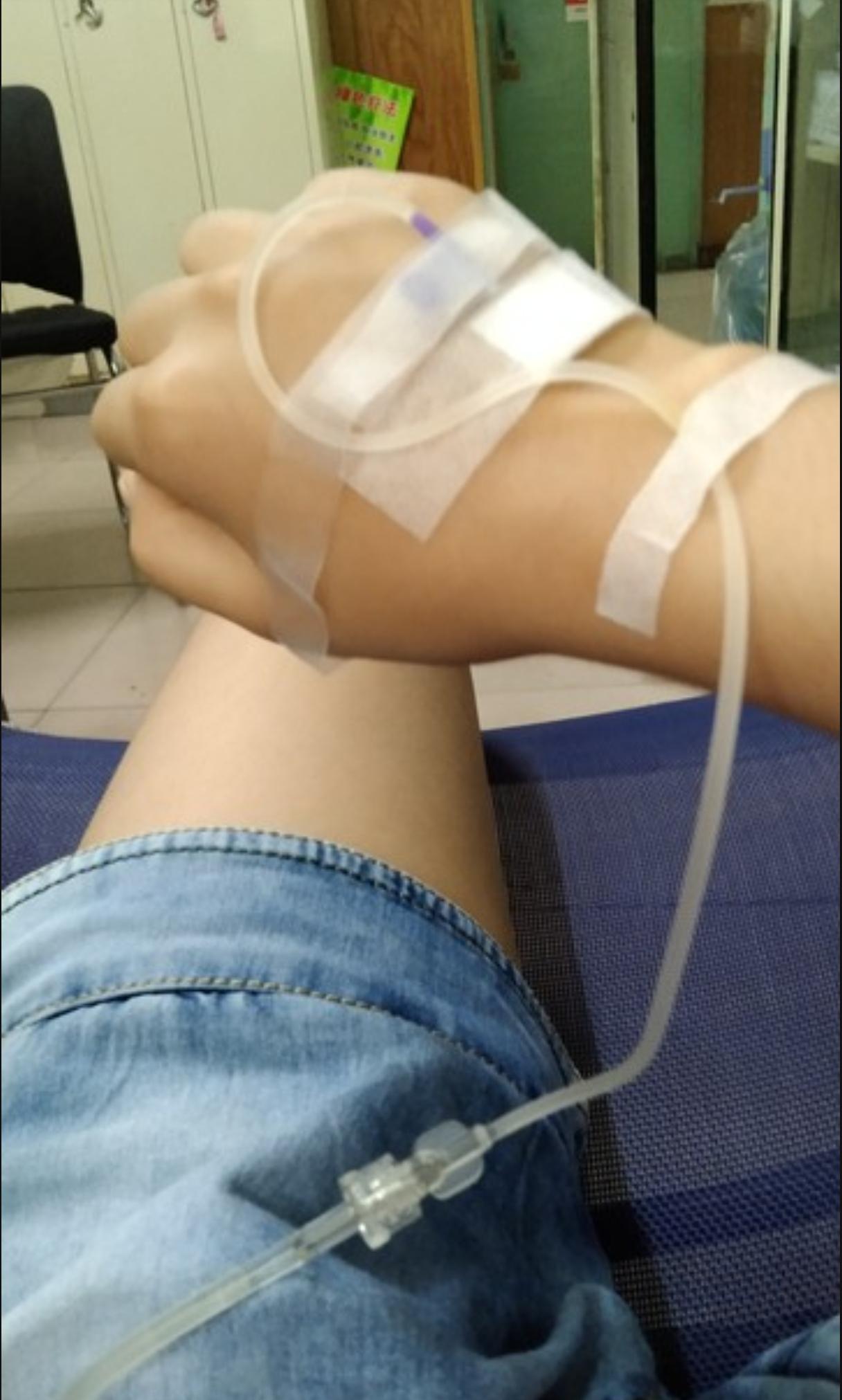 你以为爸妈都爱你？长大才懂，有些人只是当了爸妈而已！前几天跟发小吃饭，她红