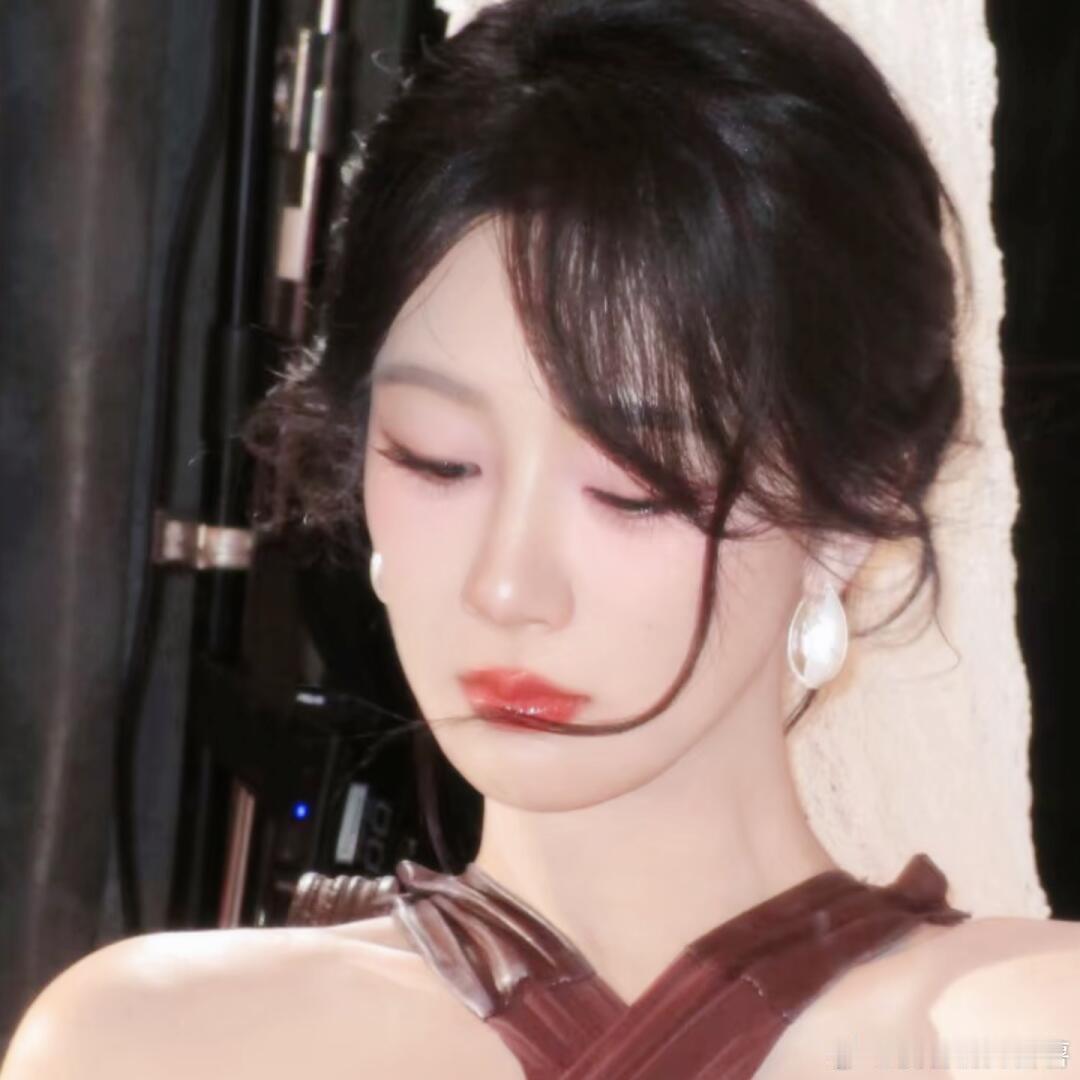 杨紫去年就拍了撕拉片紫妹的新头像来啦！低眸的这两张！谁懂，太好看了，紫妹最近状态