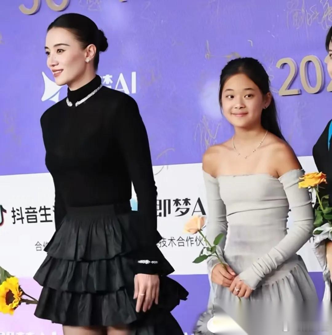 梅婷没没陪女儿走红毯，可以理解。但是孩子颁奖典礼上穿的衣服，是不是该用点心啊