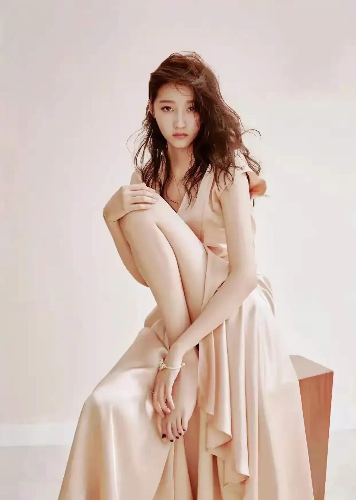 这个女孩有点面熟，是不是关晓彤啊。