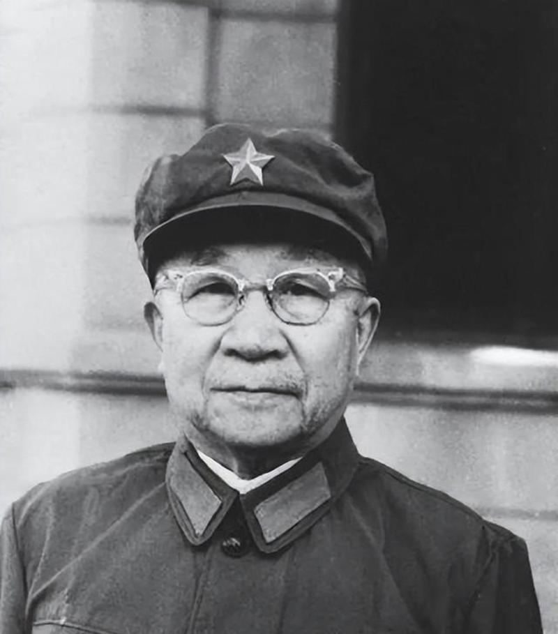 1942年，新四军副军长张云逸伪装成老农，打算去军部开会，谁知路上却被汉奸拦下，