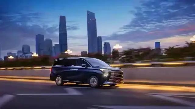 过年搭子就选星海🚗星海V9汽车：家庭出行伙伴星海V9是一款家用MPV，主