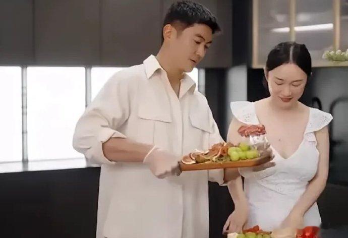 霍思燕是内娱最真实的女明星吧中年身材发福的霍思燕，大方展示小肚子，要知道年轻时霍