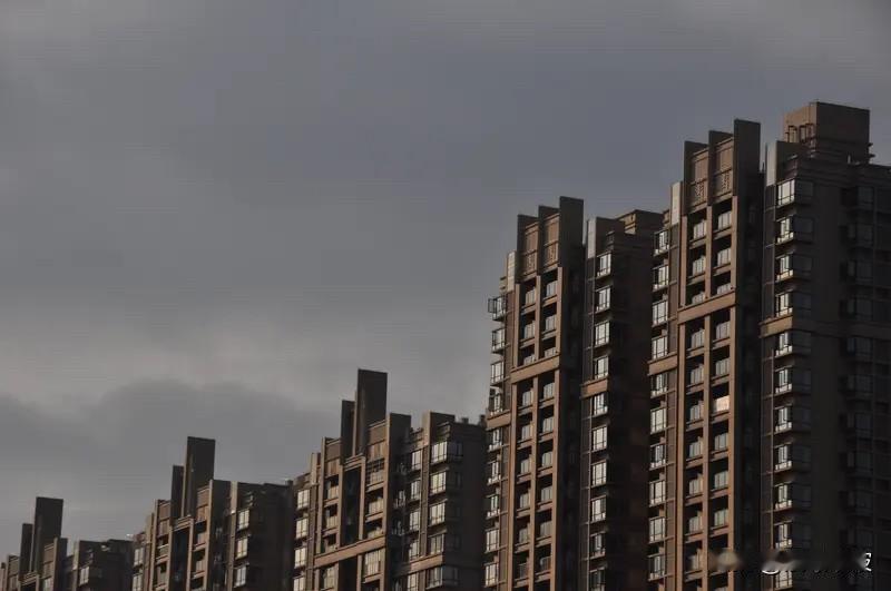 楼市回暖是真还是假？新华社时评三个数据说透了！最近楼市“金三银四”总算有