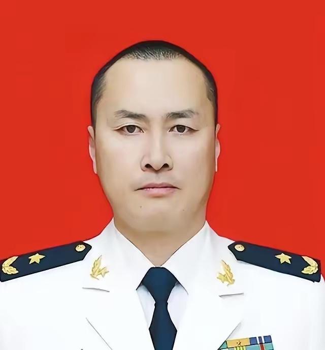 戴明盟，男，汉族，中共党员，1971年8月出生，重庆江津人，南部战区海军航空兵副