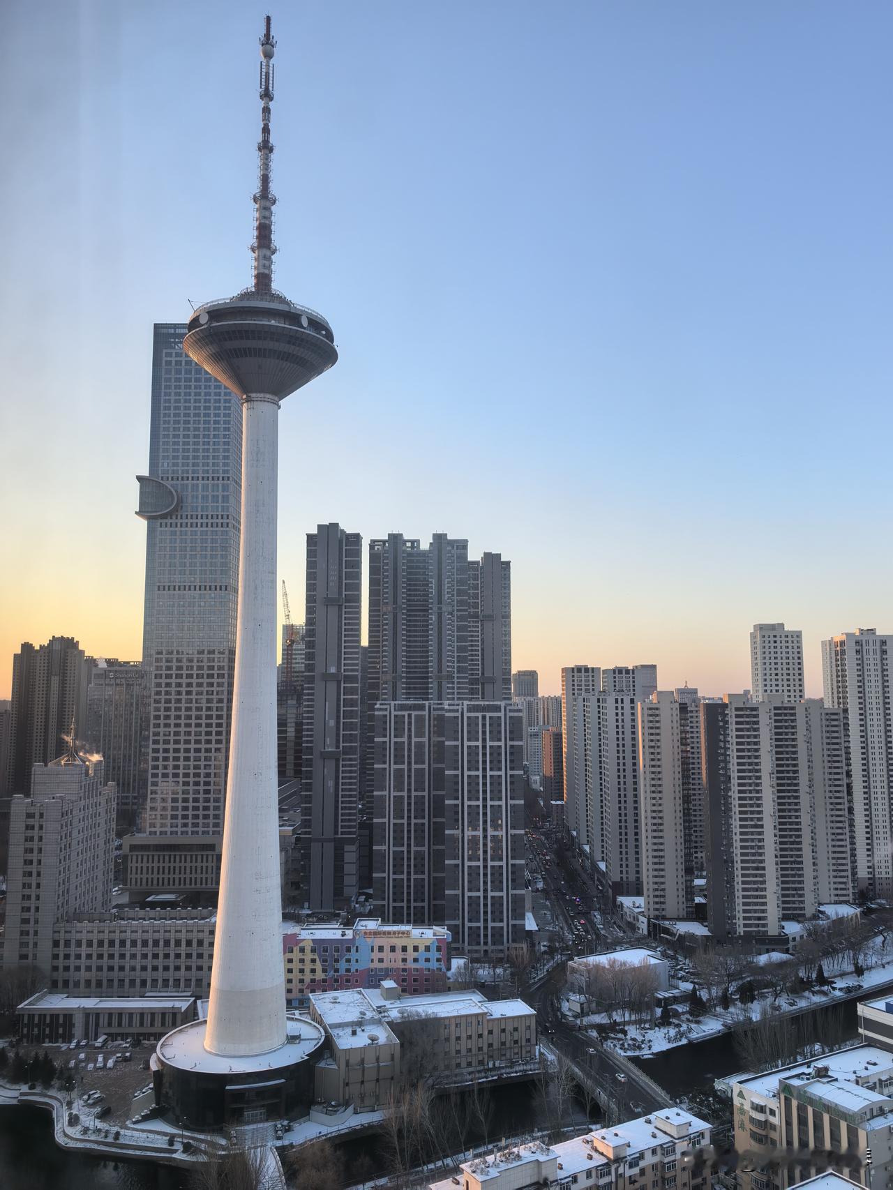 沈阳彩电塔夜市，白天与晚上完全两种风格！！在夜市旁边的酒店🏨住了三天，真觉得这