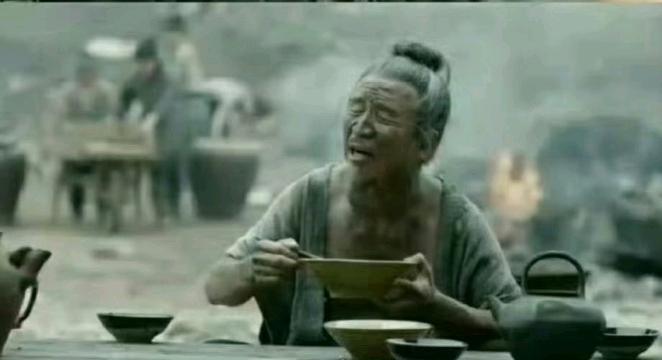 麻衣相士路过破庙，见一乞丐酣睡，头顶房梁竟有百鸟衔泥堵漏，相士大惊：此非修庙，乃