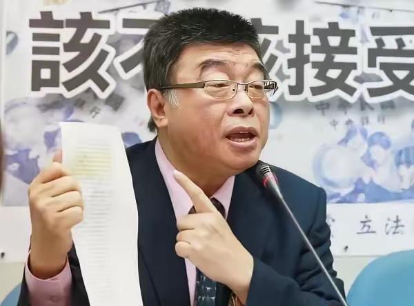 邱毅再度回应黄智贤:你曾经也说过，等到有一天那些人会连夜绣红旗！可是当有人高举