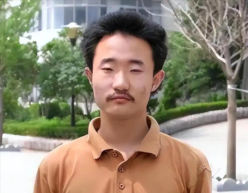 2004年，王端鹏以749分、理综满分的成绩轰动全国，却因长相木讷被讥讽为“做题