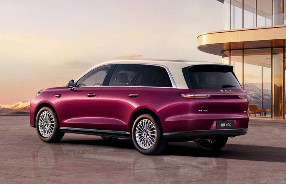 魏建军亲自下场！这台6座"移动豪宅"让理想L9慌了，车门上都能充电？