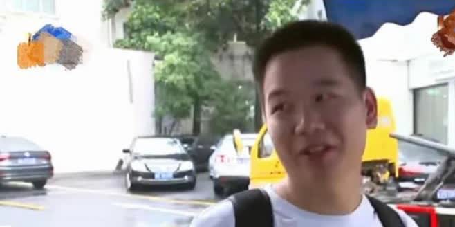 2023年6月1日，杭州，一男子三年前买了一辆大众迈腾，可3岁儿子一坐进车里就不
