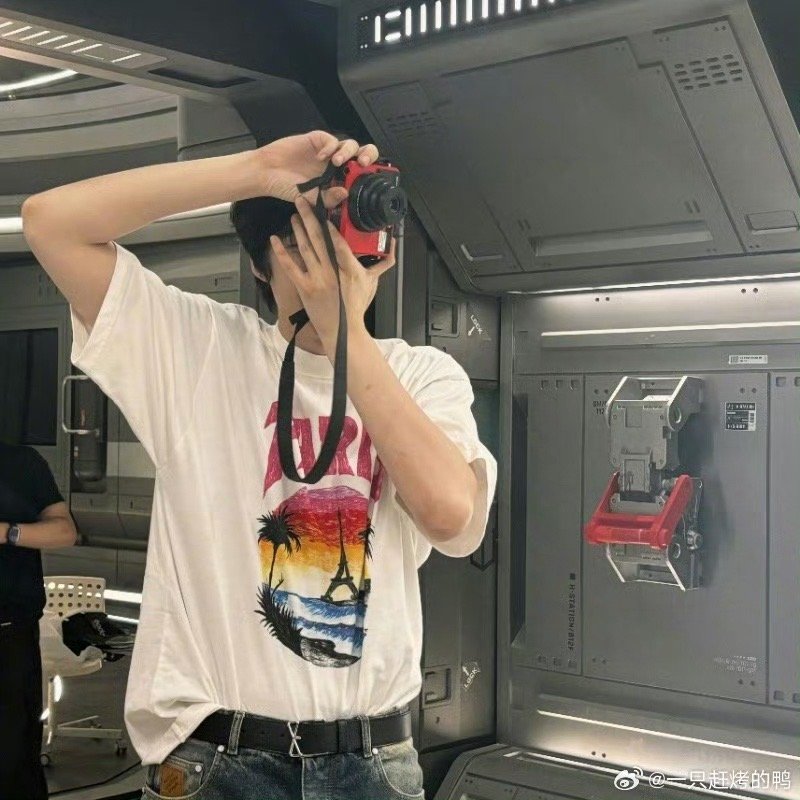 刘宇宁拍照要帅动作要快快门定格瞬间，帅度直接拉满，刘宇宁的镜头感自带buff，每