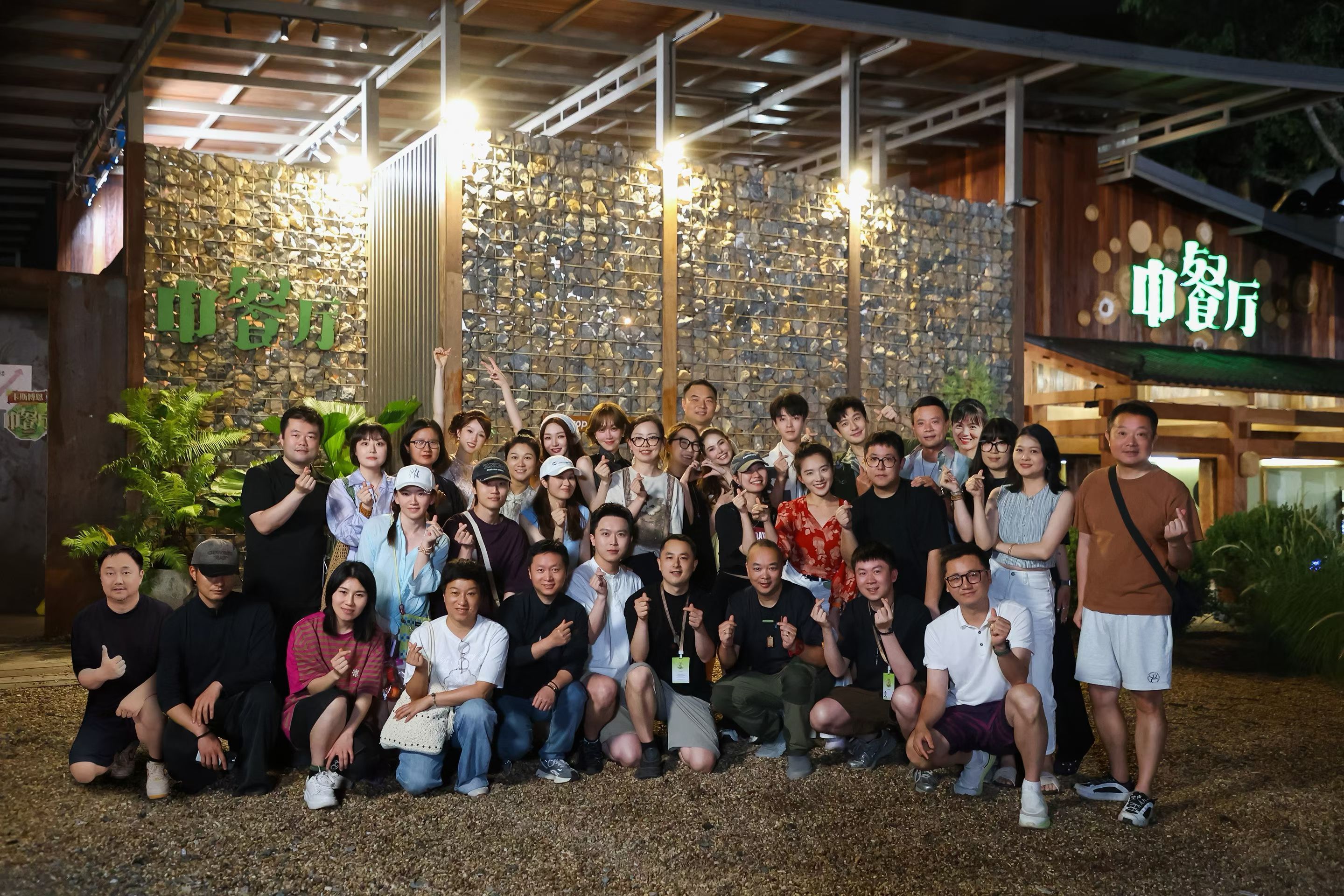 王俊凯中餐厅大合照看到了导演组发的中餐厅10大合照顺毛比心🫰🏻好嫩好帅的小