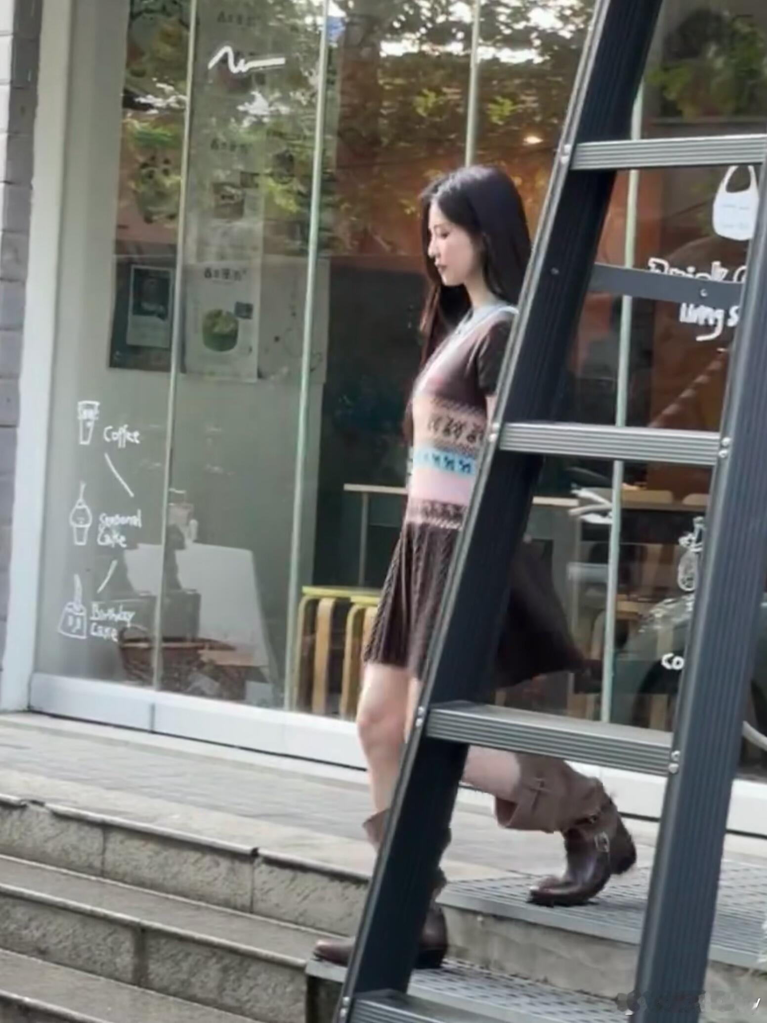 白鹿被偶遇MV拍摄！模糊的画质清晰的美貌我的天，路人视角的白鹿也太白太瘦太有气质