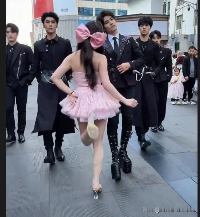 好烦这种直播，前面站一女生后面一堆男的走来走去，然后女生时不时做一些挑逗的动作。