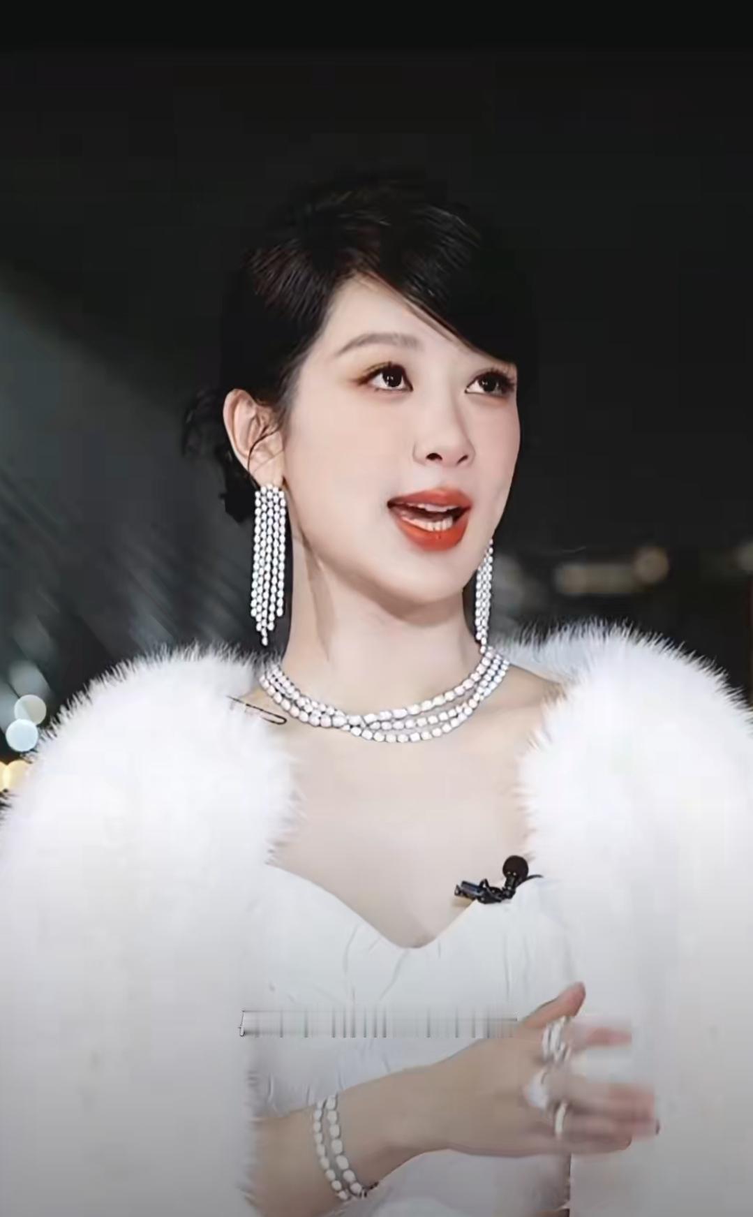 杨紫直播聊新剧《玉兰花开君再来》，一句话把我整破防了：她前段时间去了董竹君女士的