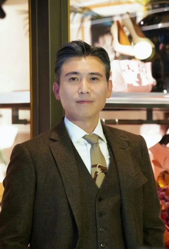 不得不说，还是要相信赌王说的那句话，听老婆的话会发达！今年51岁的李乃文就是