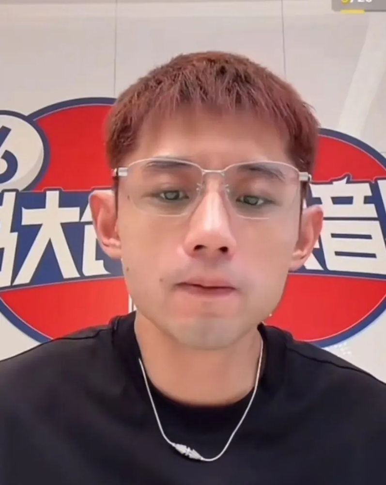 王楚钦把银牌从脖子上摘下来攥手里，低头走人。就这一个动作，全网炸了，骂他没风度。张继科直播间里倒是直