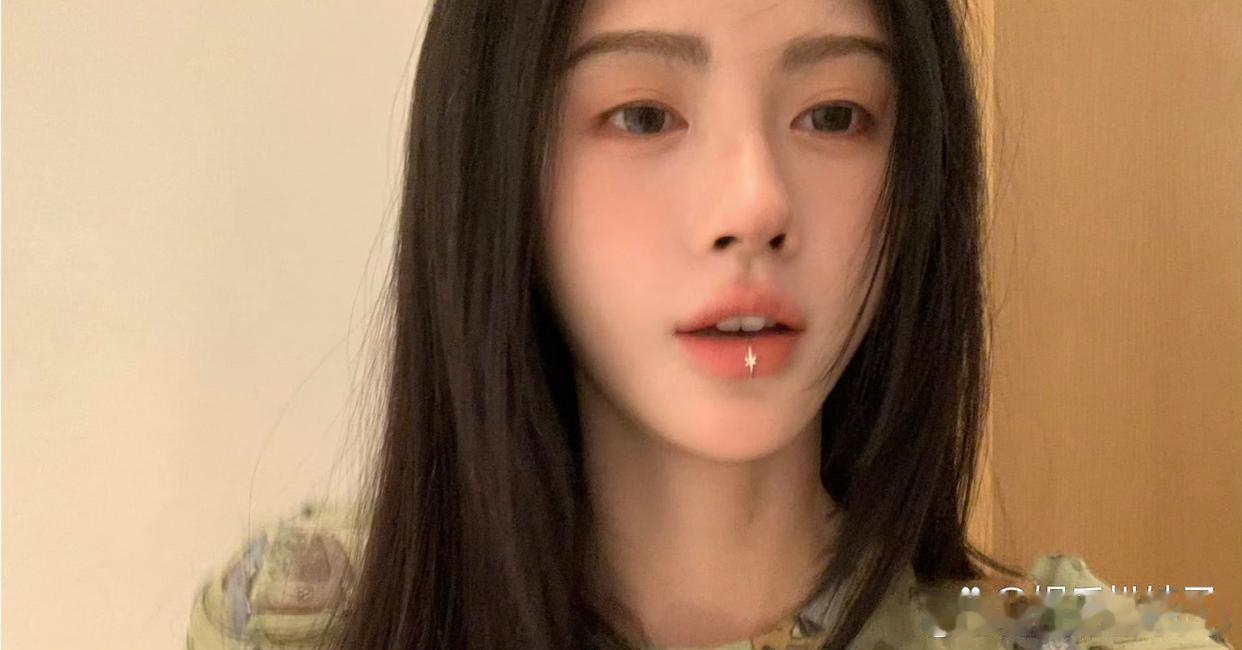 1.吴宣仪卷入合约纠纷，家里人多次找乐华谈解约都没用，她妈妈亲自上门协商，还被当