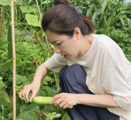 曾经的中戏大美人，也扛不住生图了，这样近距离的拍摄，能清晰的看见脸上的鱼尾纹和皱