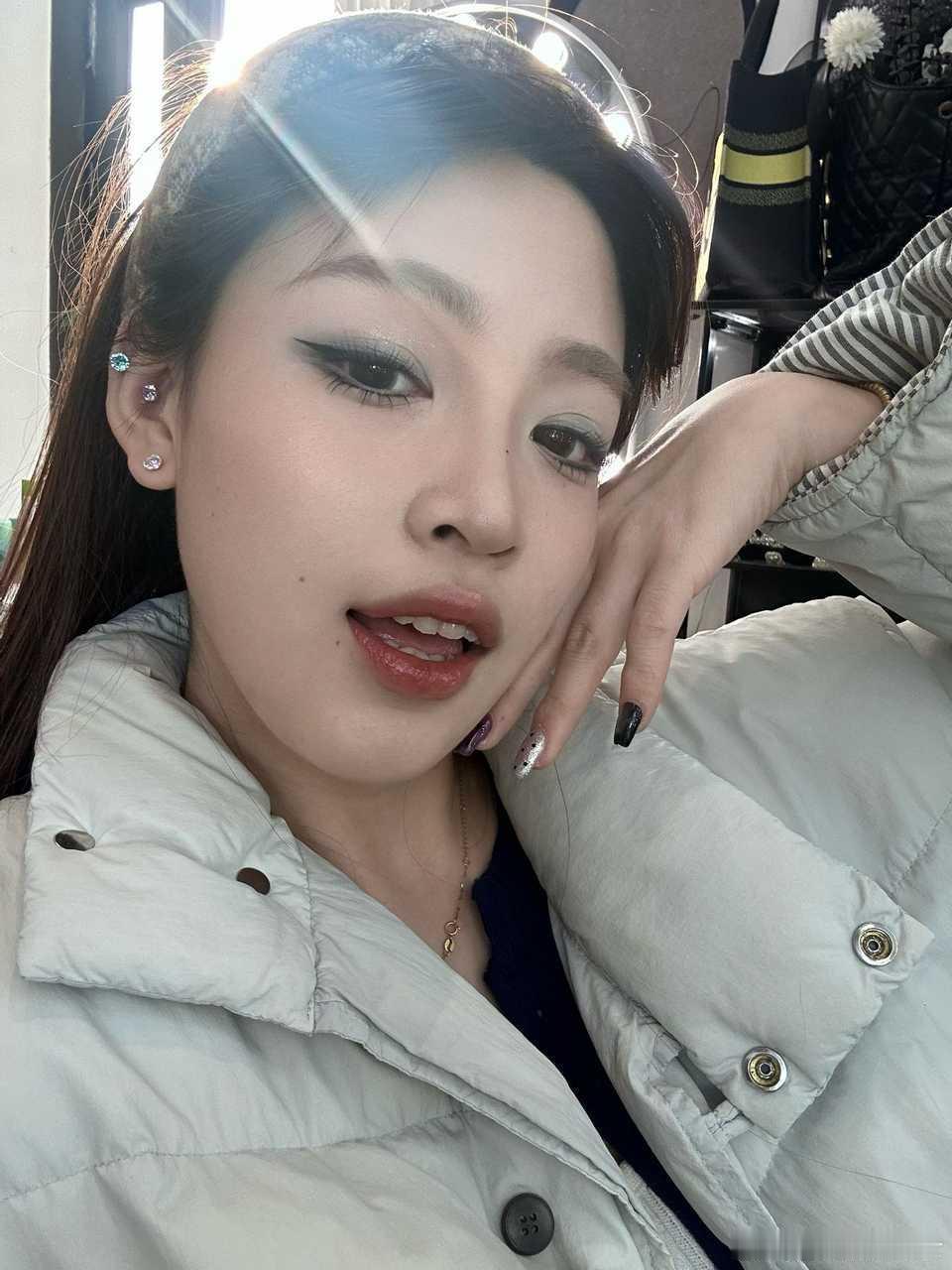 一枝红杏出墙来了