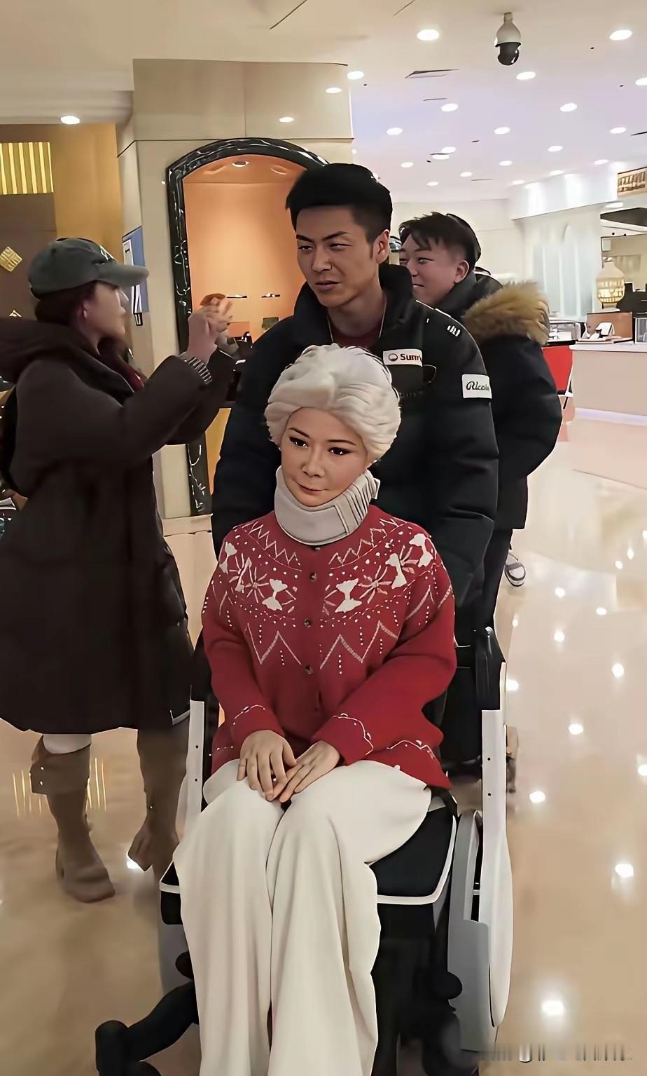 蔡明老师犯难了，春晚后她的替身机器人可怎么办？送人的话瘆得慌，放家里的话晚上起夜