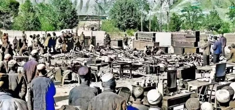 1951年，土改期间，青海民和县的农民从地主家里挖出埋在地下的家财。当地主知道自