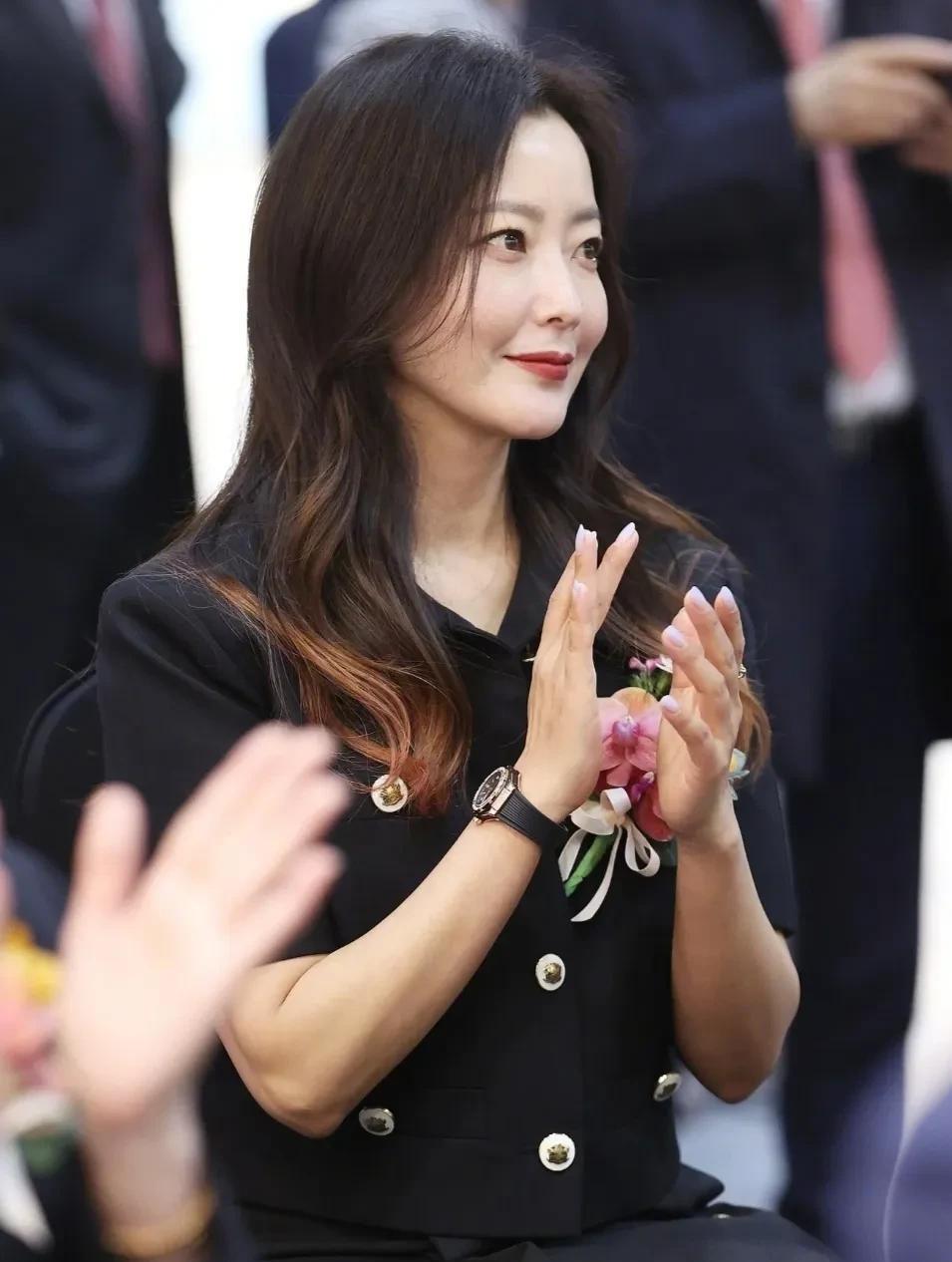 她，曾经是一代人的女神，连成龙也被她的美貌吸引。近照看来，曾经的韩国第一女神也