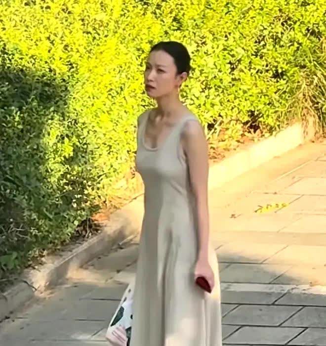 网上刷到有网友拍到倪妮现实中的近照，原来她生活中长这样，不得不夸夸她不仅长得漂亮