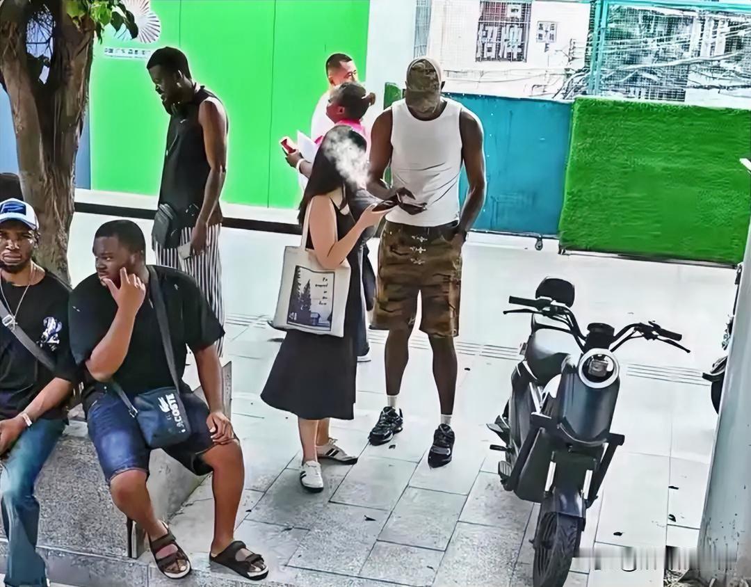 广州街头一幕，让人看得心里很不是滋味，一小仙女，见黑人在树下乘凉，竞然前去要求加