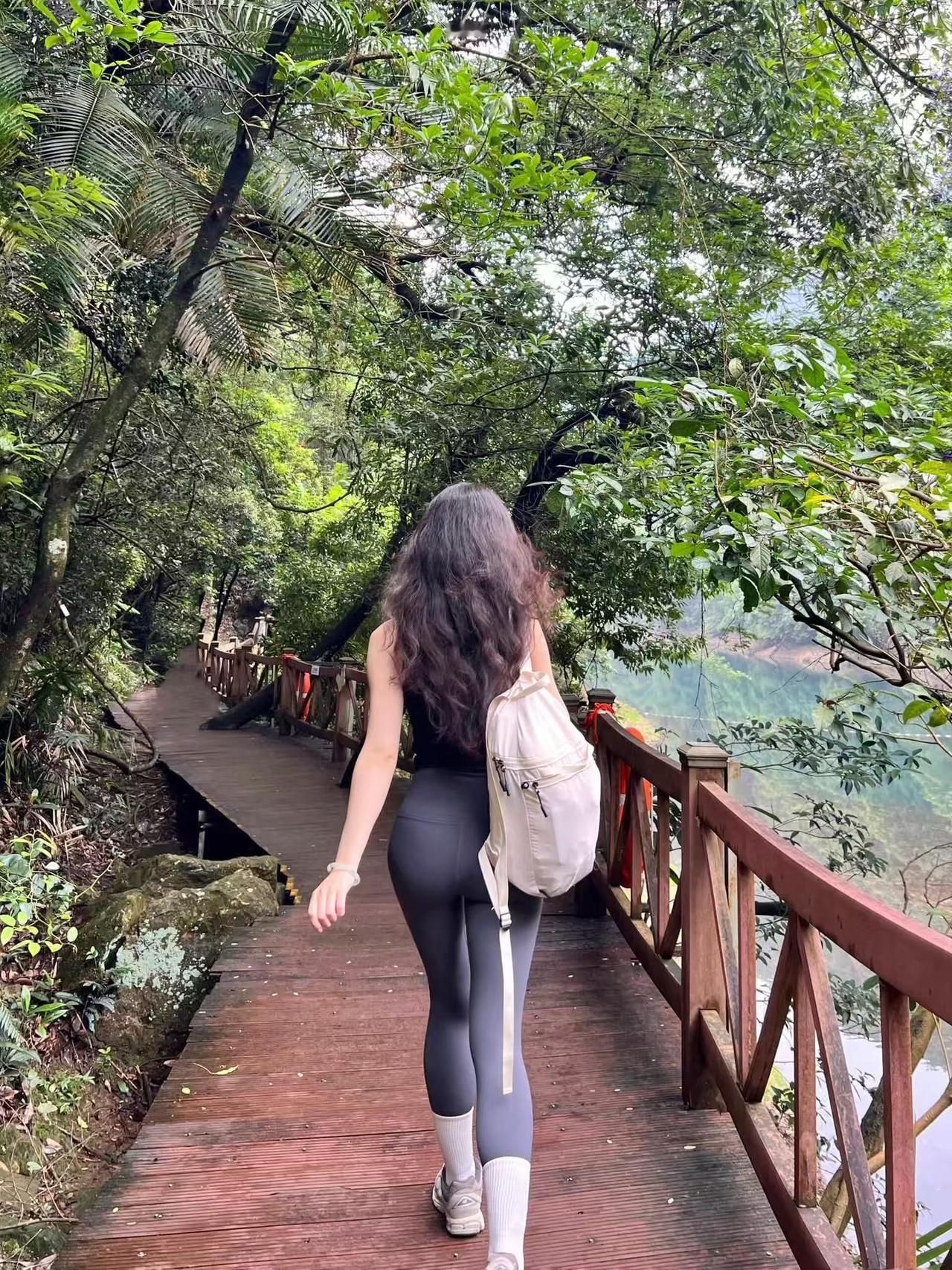 氛围感拉满：林间木栈道配着碧绿的湖水，满眼的绿意特别治愈，随手一拍都是森系大片