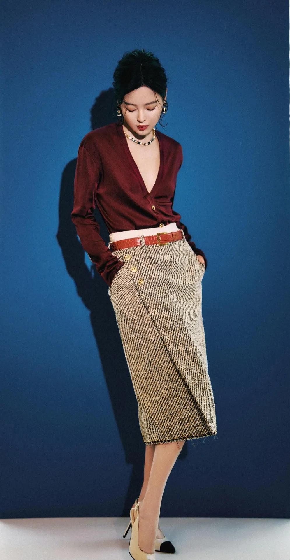 辛芷蕾新造型美炸了！✨酒红真丝V领开衫自带柔润光泽，搭配斜纹花呢半裙，红棕撞