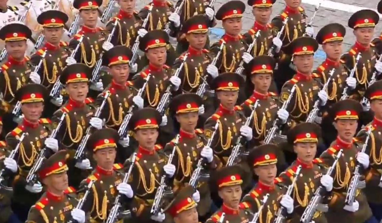 俄这次阅兵寒酸？你看看朝鲜方队的士兵的眼神，秒杀欧洲44国！5月9日，俄罗