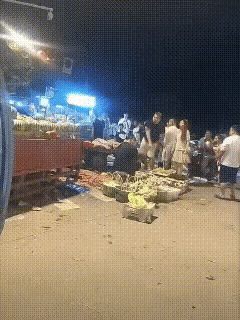 堪比现代版的韩信胯下之辱！接连被10个西瓜砸到头上，可是这个卖西瓜的男人，不仅没