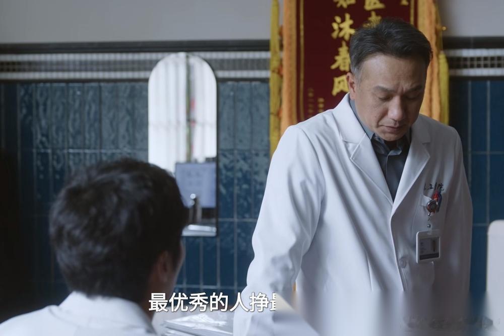 赵又廷在《问心2》里又演了个医生，周筱风。网上全是夸的，说他克制式演技封神。
