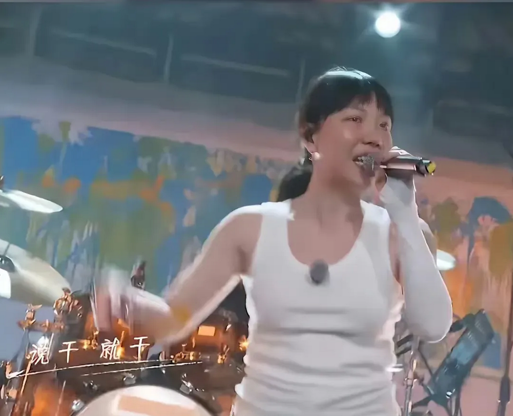 吴莫愁素颜演唱会，确实变化有点大……​