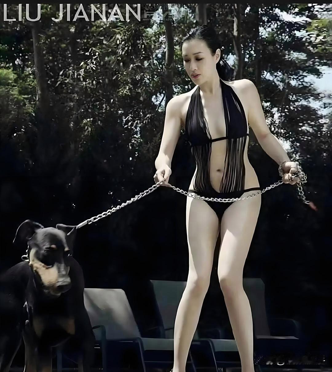 90年代的钟丽缇，凭一组风格写真定格了时光的惊艳。镜头前的她，以极致专业注解艺术